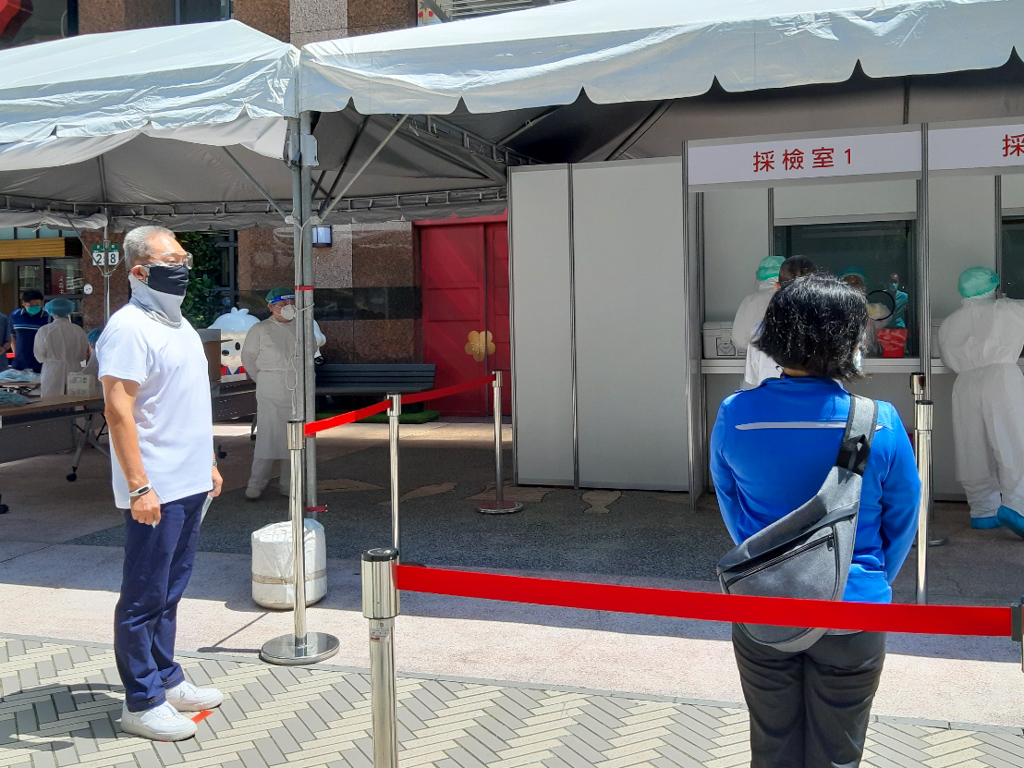 東森集團王令麟總裁於東森購物網前廣場篩檢站參與篩檢
