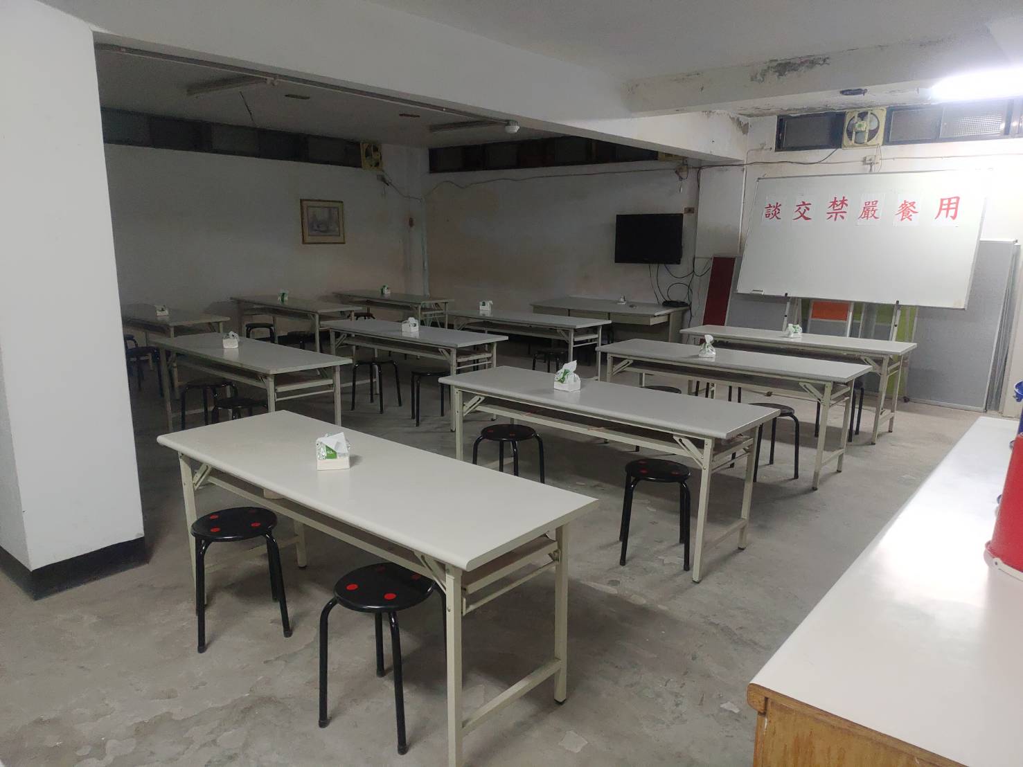  經發局企業防疫稽查，查獲企業員工餐廳未採隔板及梅花座