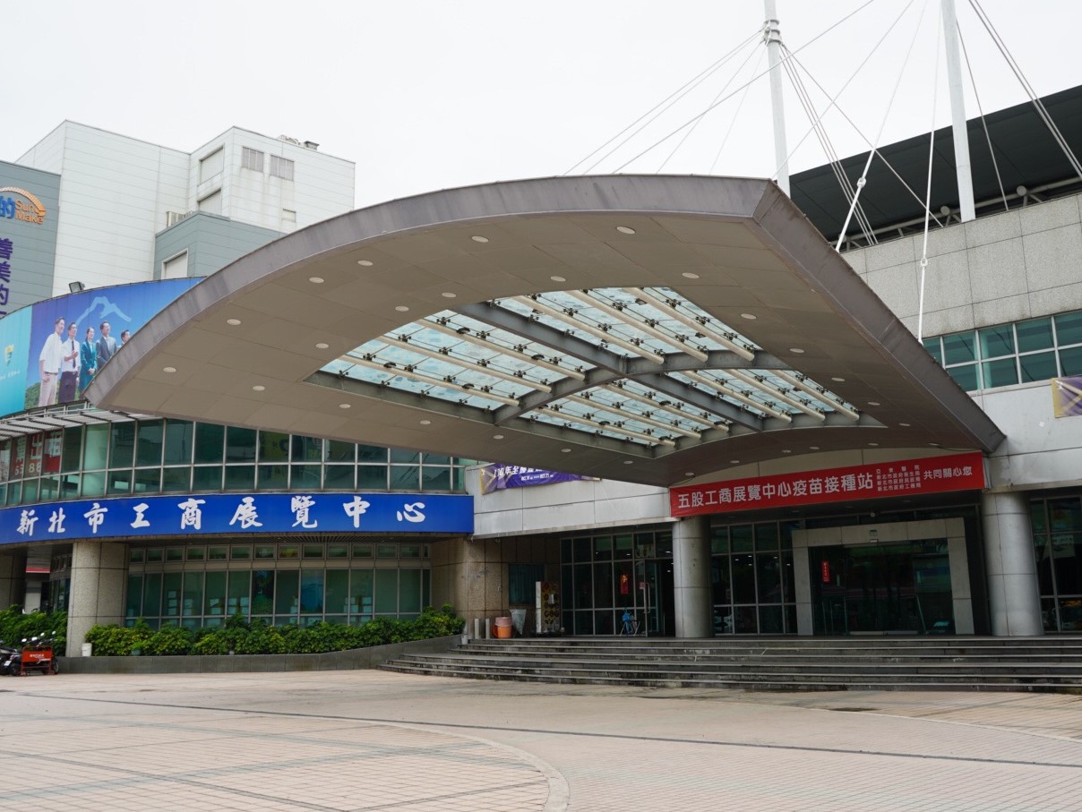 新北產業園區二期標準廠房公共場域，今(23)日設置首例園區快篩站，就近服務園區企業及員工