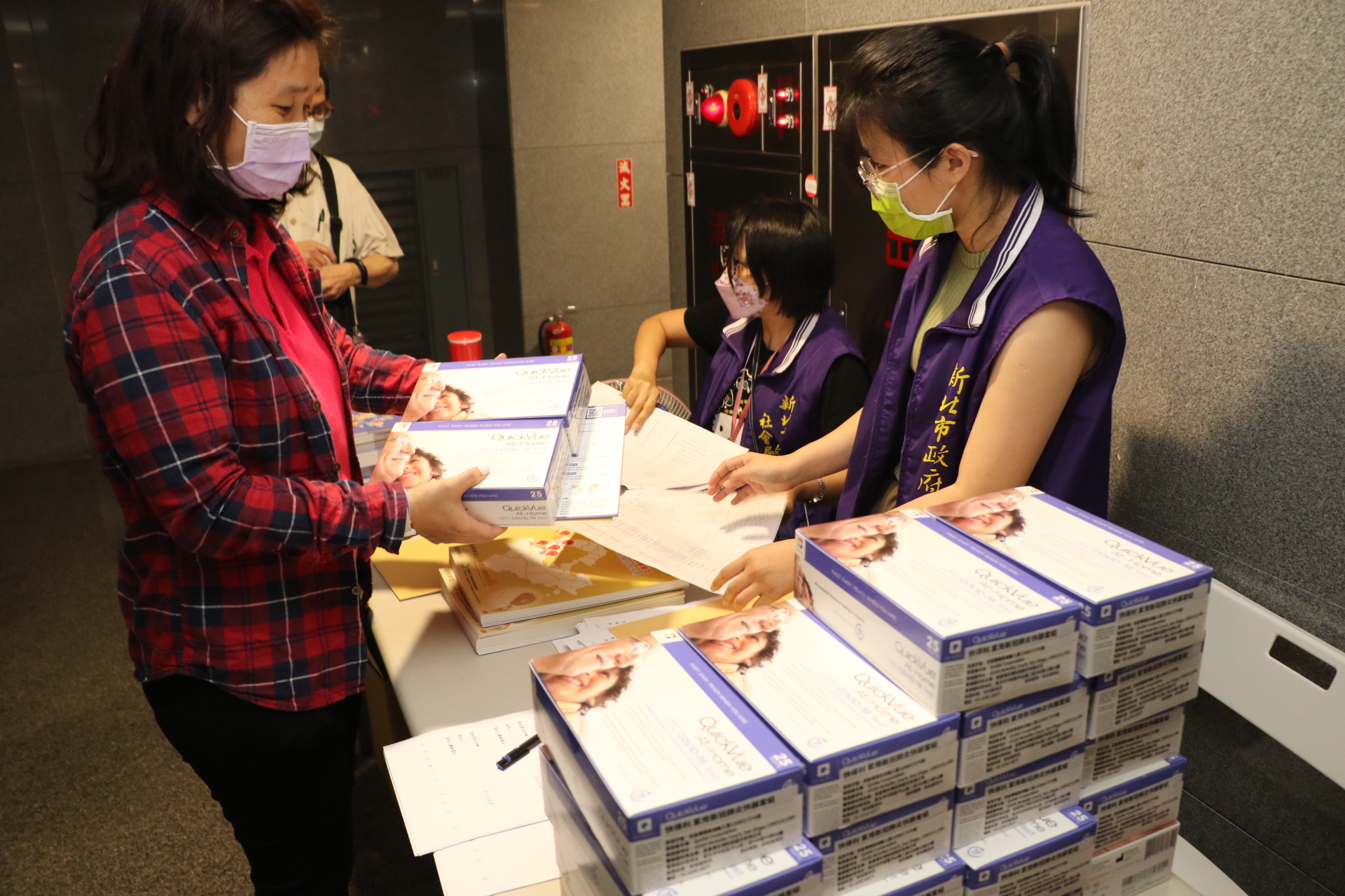 中華培愛社區照顧關懷據點主任陳嫣姿到社會局老福科領取快篩劑