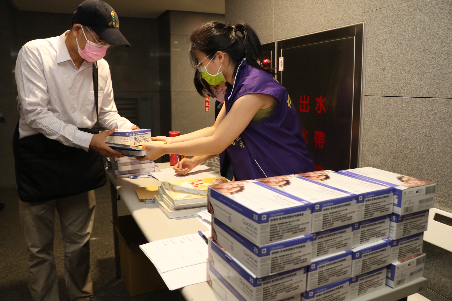 新北市政府社會局致贈快篩劑給全市311處社區照顧關懷據點快篩劑