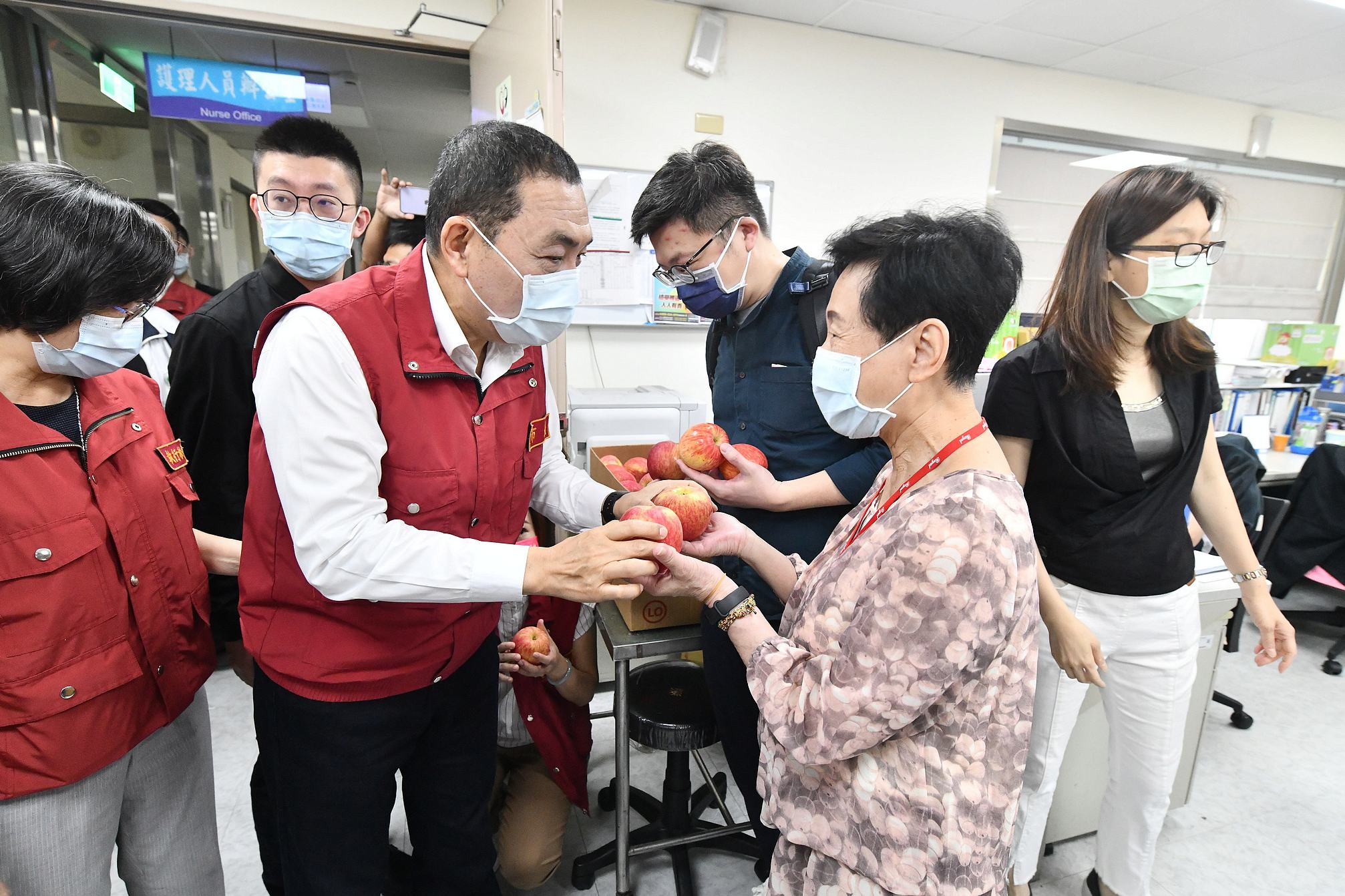 侯友宜市長前往三重區衛生所、區公所及過圳市民活動中心視察並慰問防疫人員