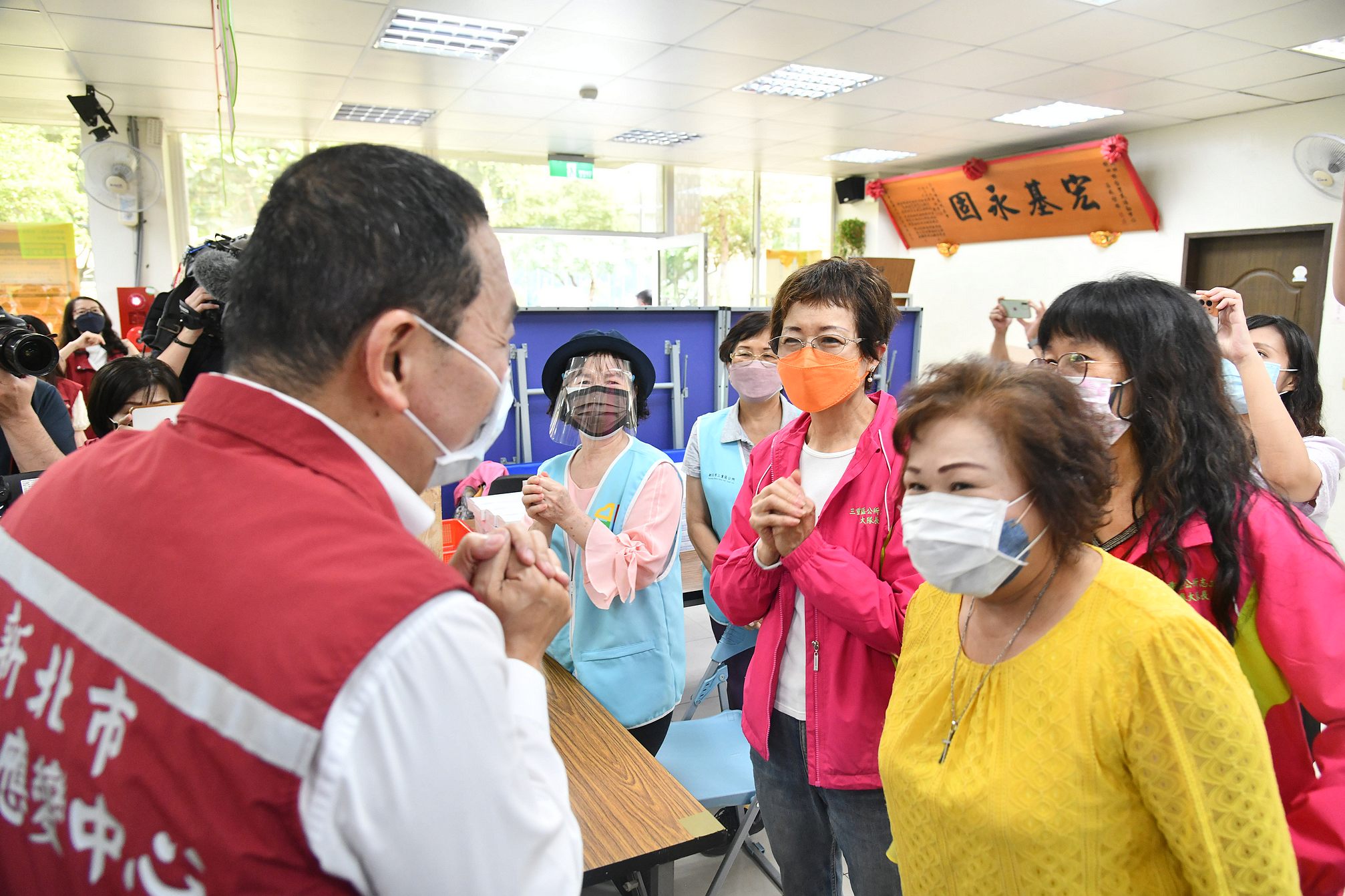 侯市長期許同仁持續做好防疫工作，戰戰兢兢守住疫情。