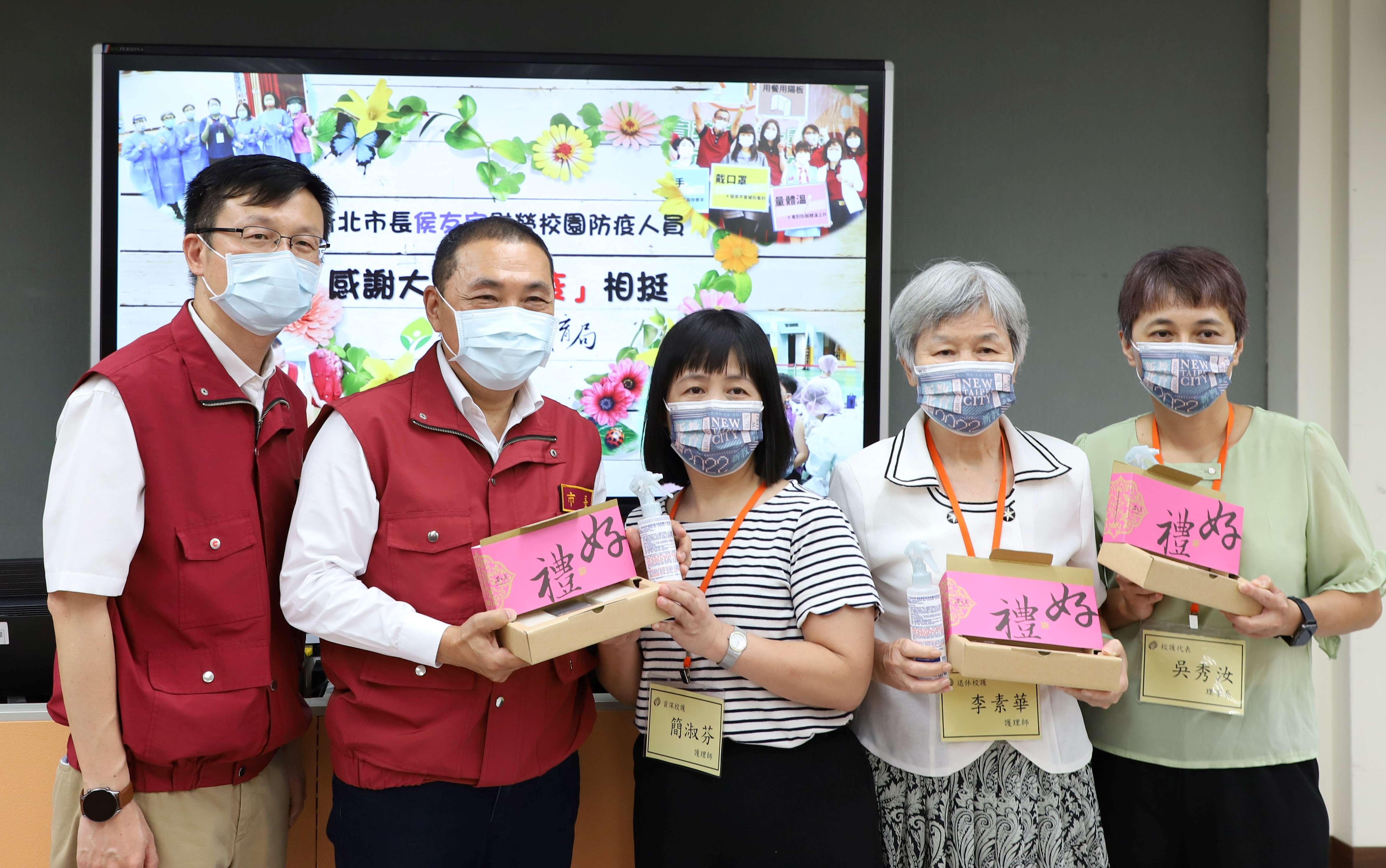 6.市長表揚退休及資深護理師，前深坑國中護理師李素華(右2)表示，深深體會做好自身防疫重要.jpg