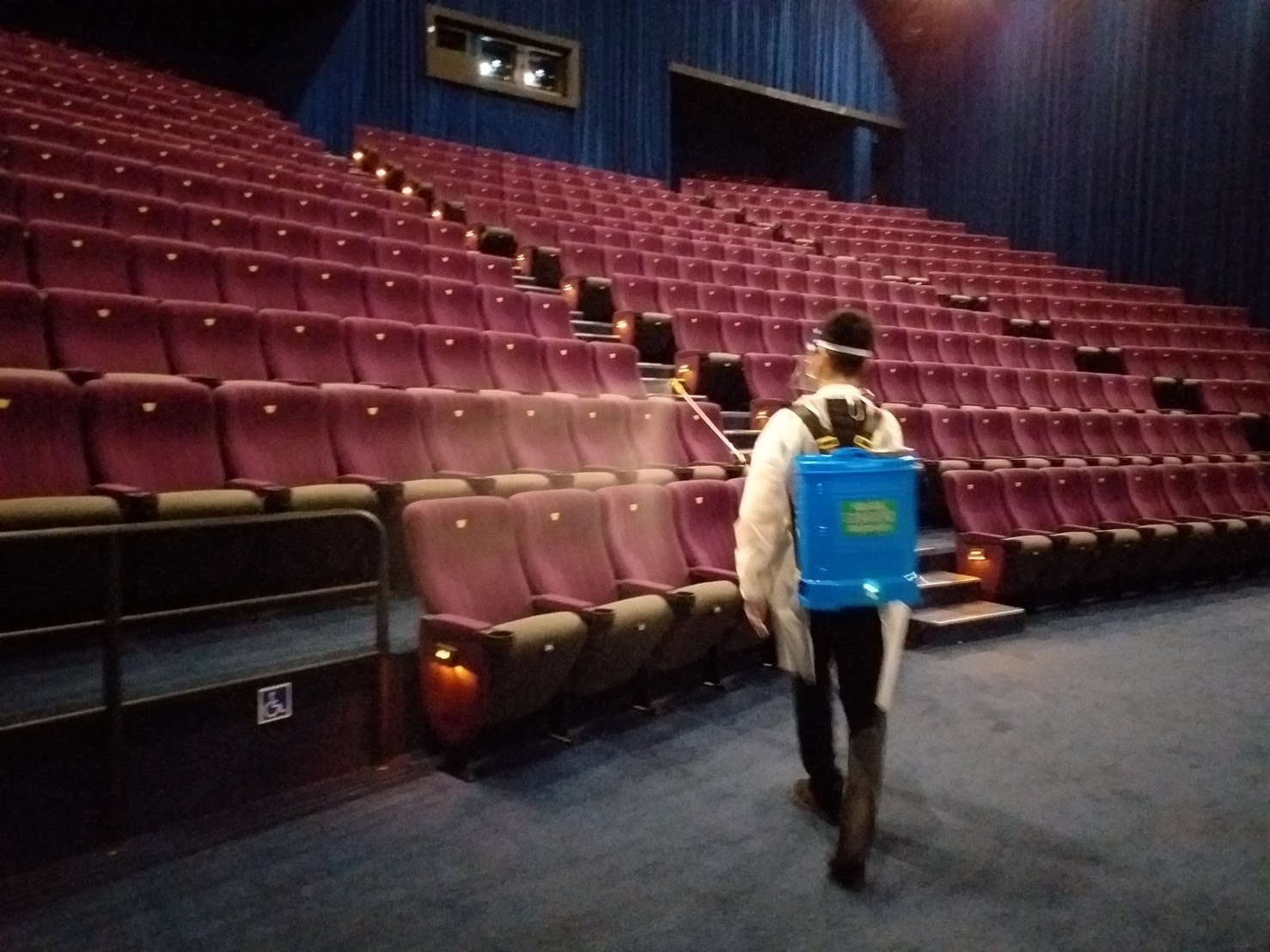 電影院業者配合防疫換場皆須清消座位，維護民眾觀影安全