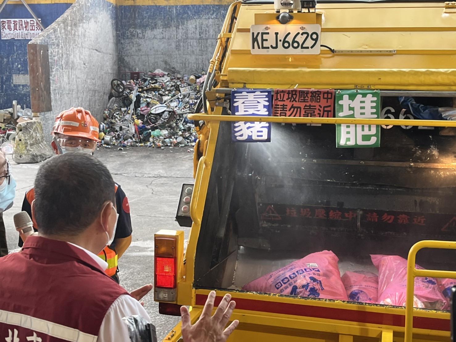 4.循線垃圾車加裝消毒噴霧系統，在收運途中對民眾交付的垃圾消毒，保護市民也保護隊員